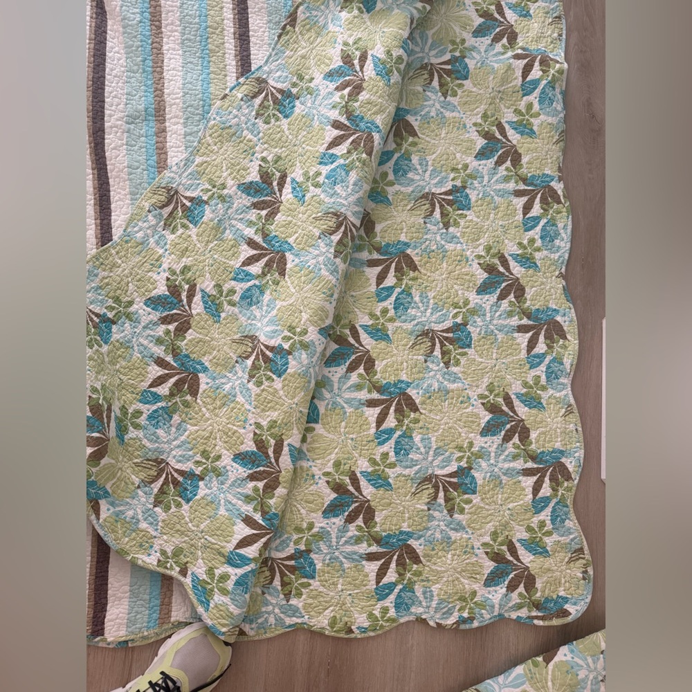 Standard size Floral Green and Blue Quilt with 2 shams - Picture 2 of 8